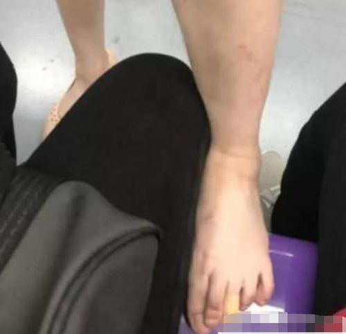 女子地铁没座位,脱鞋光脚踩别人屁股旁边,女子:我脚上