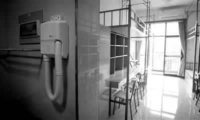 鄱阳新闻 教育纵横 >> 正文    丁兰校区,教室用大屏替代了黑板(左图)