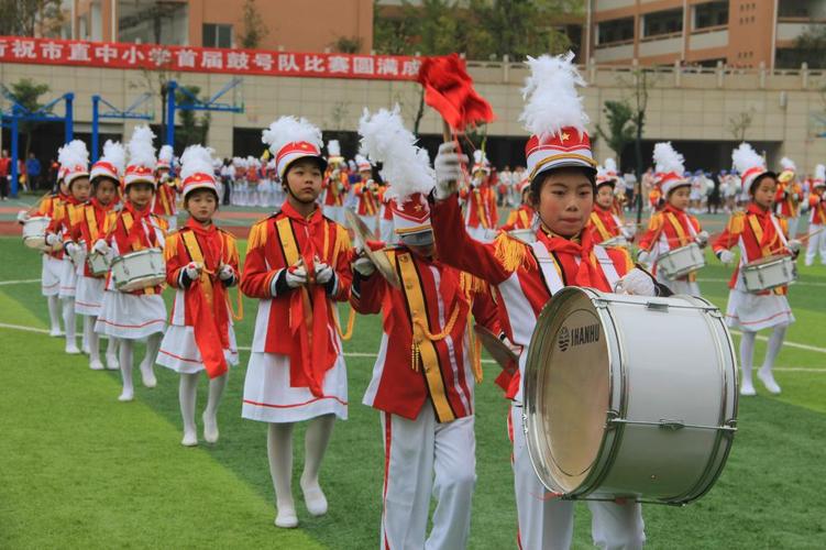 十堰市重庆路小学鼓号队认真演出.