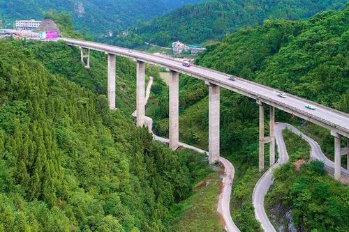 城口即将进入"两高"时代,人们盼望已久的"高铁""高速"已经开工建设.