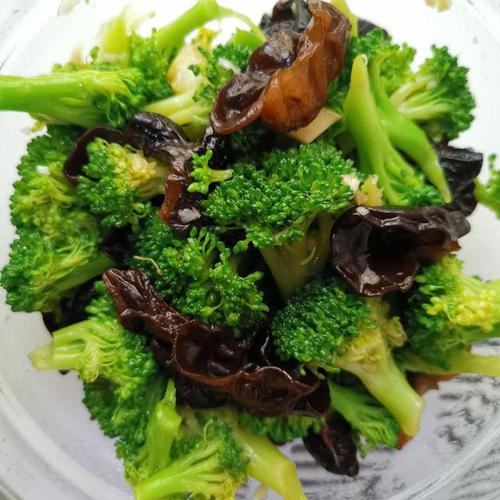 木耳拌西兰花,脆嫩爽口,低脂又刮油,放心大口吃不长胖