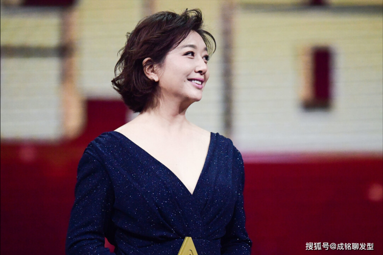 原创看了江珊的这款发型,突然发现:"中年女性剪短发,减龄不过时"