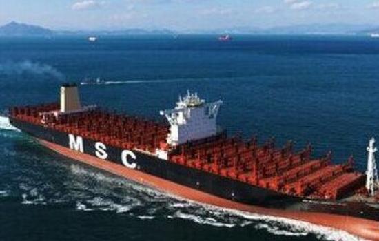 该船是由韩国大宇造船制造的,再次刷新了海洋最大集装箱船建造记录.