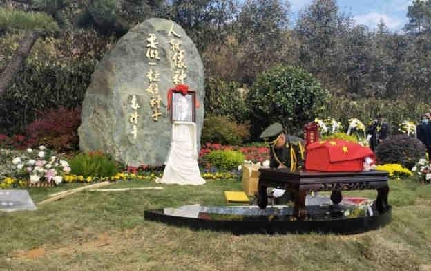 袁隆平院士在长沙唐人万寿园陵墓安葬,饮水思源,袁老