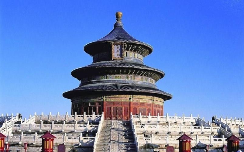 1,很多建筑物都是轴对称图形,像天坛.