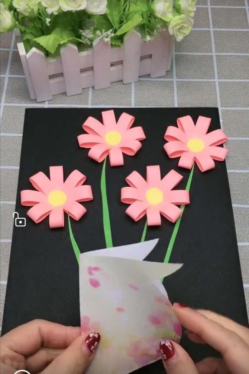 手工制作 写美篇 一,活动目标: 1:引导幼儿学会手工制作花瓶的方法