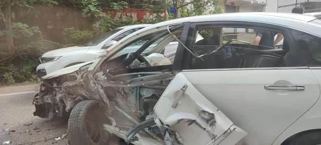 突发车祸南充一小车被撞得面目全非