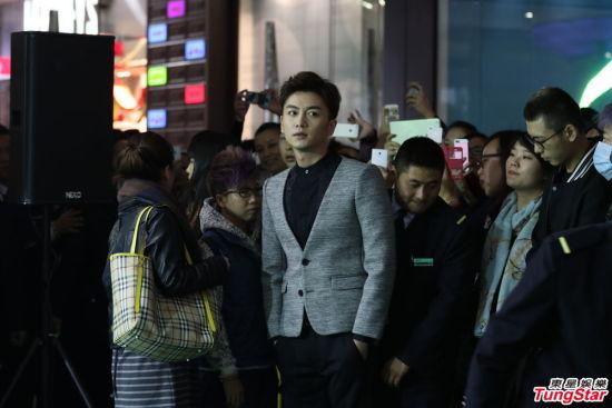 陈晓出席活动 遭热情粉丝表白:我的男人