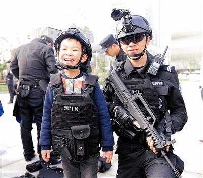 我心中的特警叔叔手抄报 国在我心中手抄报