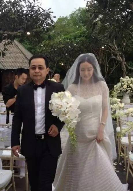 但令吃瓜群众万万没想到的是,杨幂送给爸爸的豪宅不止大,装修还很壕