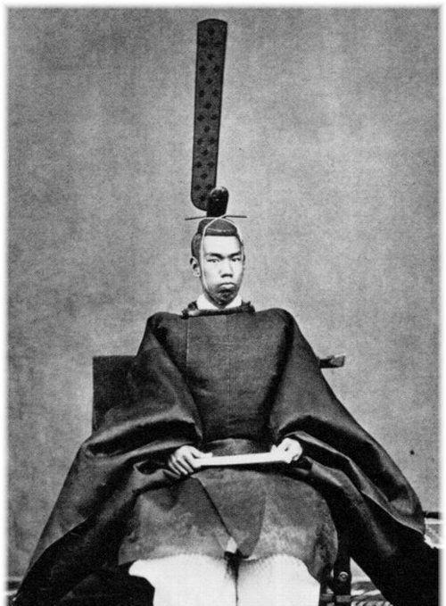 日本明治天皇的真实长相,对比仅存的几张照片,画像美化太多了