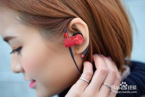 运动耳机怎么戴,耳挂式运动蓝牙耳机的佩戴方法