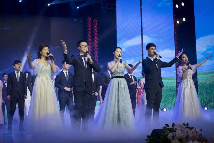 菏泽广电主持人播音员齐上阵 春晚现场表演精彩朗诵