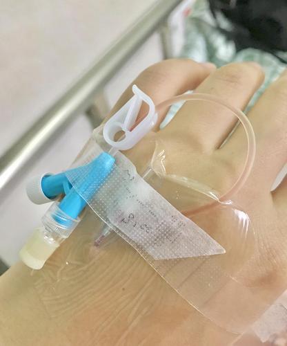 留置针回血了