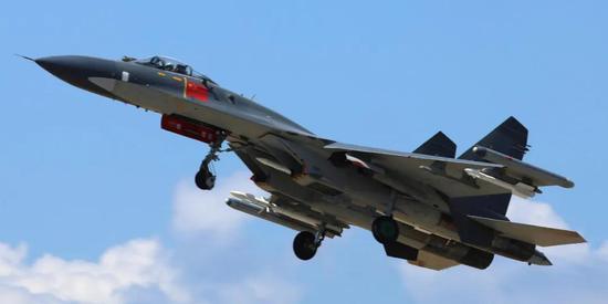 空军送别20年侧卫驾龄飞行员 这架现役最老歼11a出镜