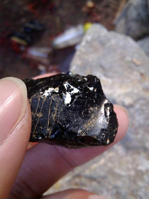 在路上随便捡的.是不是铁矿渣啊,是不是
