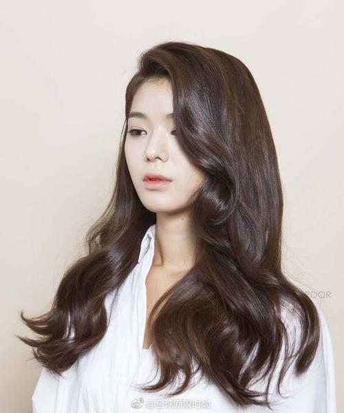 想染新发色,但又想低调?就来个漂亮又好看的深色系发色吧