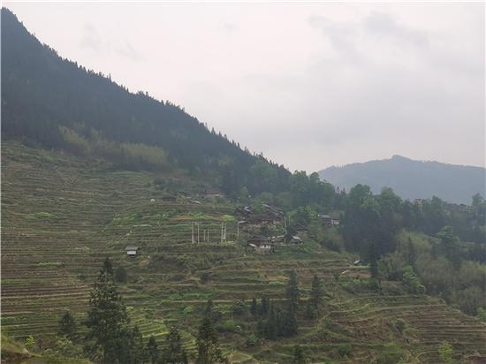 近日,记者站在通往黔东南州从江县宰便镇摆所村硬化好的通村公路上