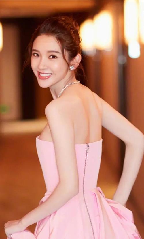 唐艺昕个人写真:笑容甜美,亲切迷人!