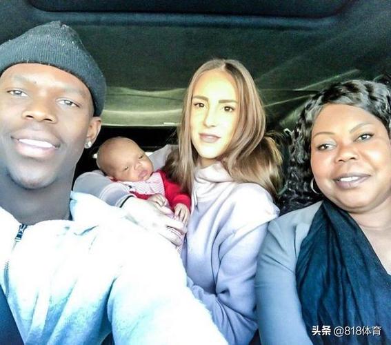 施罗德为白人超模妻子庆生,结婚1年为他连生