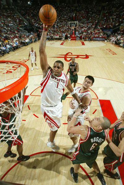 求麦迪在火箭时期对阵雄鹿的一张扣篮的高清大图!最好