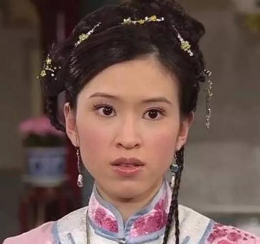 tvb小花疑因整容失败离巢,转行后去做"骨妹"帮人按摩? 如今.