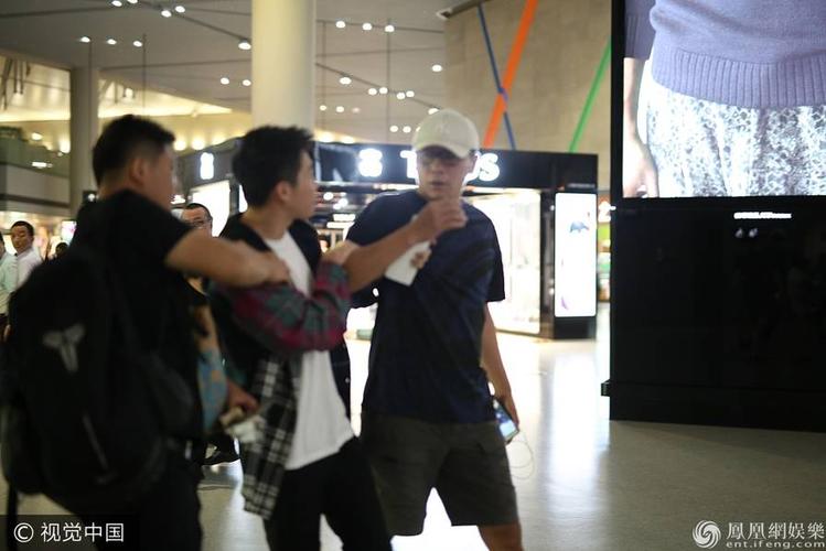 尴尬俞灏明机场偶遇刘烨上前拥抱遭拒绝