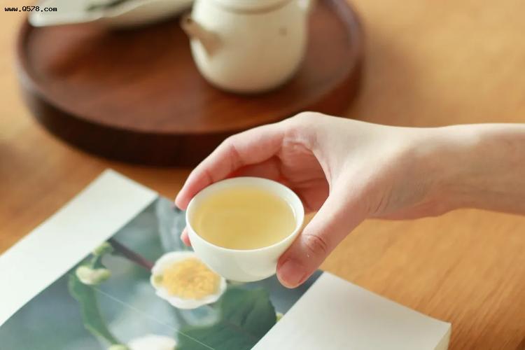 清明喝茶,我建议大家喝绿茶和黄茶,绿茶没有经过发酵, 是茶叶中的鲜品
