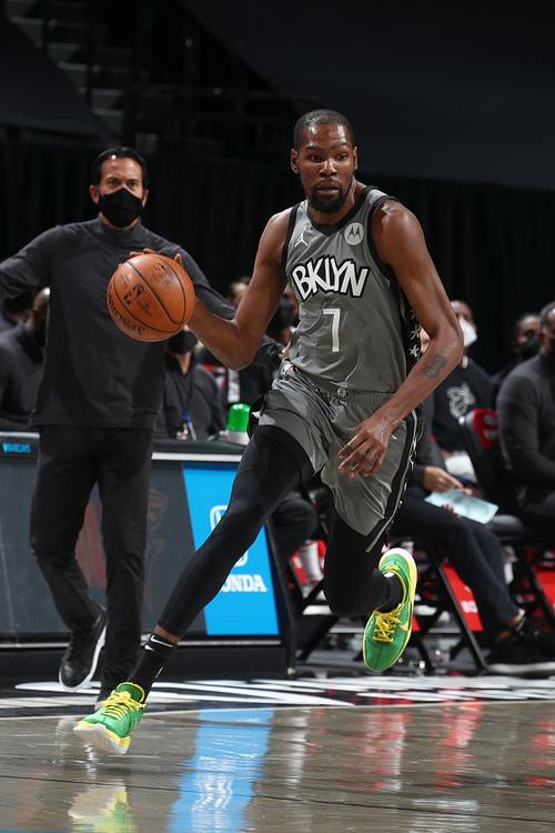  p>凯文·杜兰特(kevin durant),1988年9月29日出生于美国 a target="