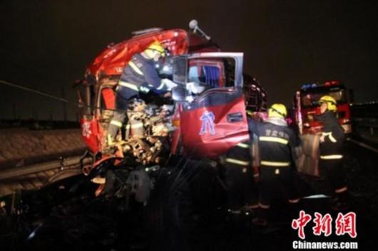 连霍高速两车追尾致两死 嘉峪关消防急救援[图]