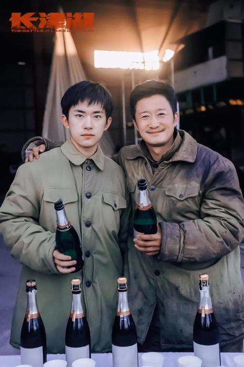 杀青,吴京和易烊千玺晒出二人合照,穿军装手握酒瓶,关系亲如父子