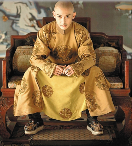 剧中,对璎珞一往情深的侍卫傅恒深得网友的支持,乾隆和璎珞的情感发展