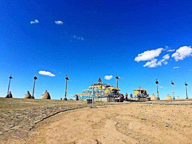 骑完马我们又坐车离草原不远的红格尔敖包,是内蒙的最高点,可府视整个