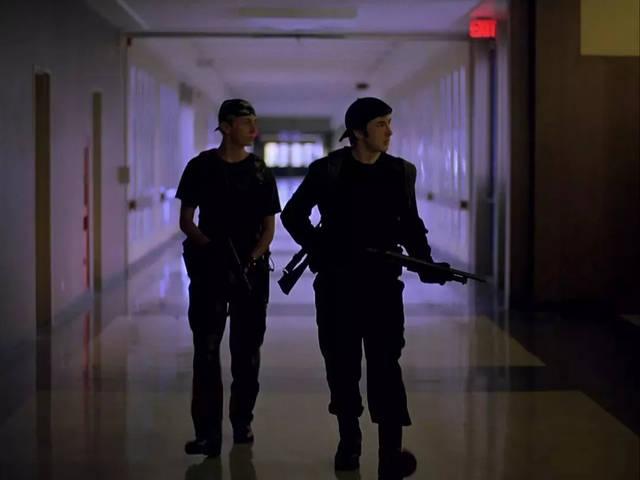 (迈克尔·摩尔作品《科伦拜校园事件》) 就今年而言,拉斯维加斯枪击