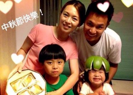 54岁郭晋安全家照儿子帅气老婆没前任美被笑是最土男星