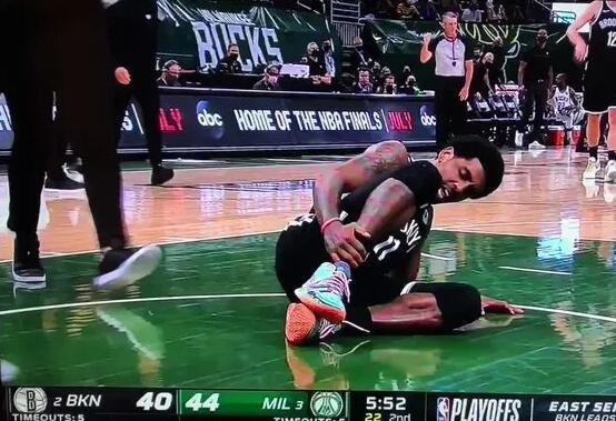 轰34 12创两纪录扳成2-2!字母哥打中锋收奇效,垫脚欧文却引热议