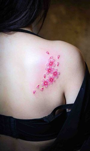 女子后背彩绘樱花纹身图案