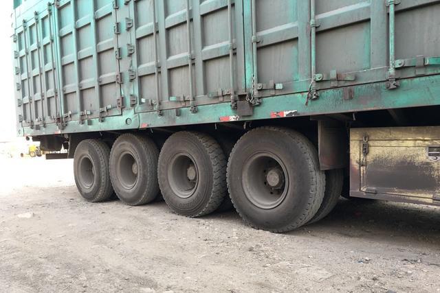 这个车叫"二百吨王" 7轴26个轮胎能装180方