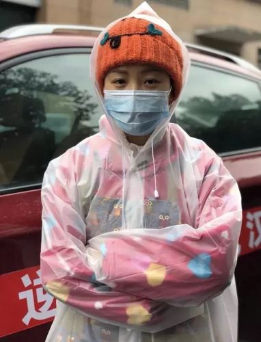 四川"雨衣妹妹"温暖逆行!真名和本人一样仙