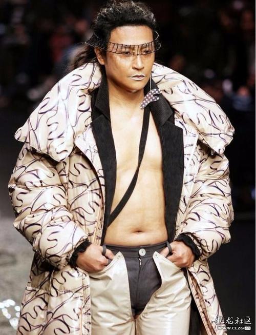 陈志朋一出场吓了我一跳 真空走秀小腹赘肉颤抖