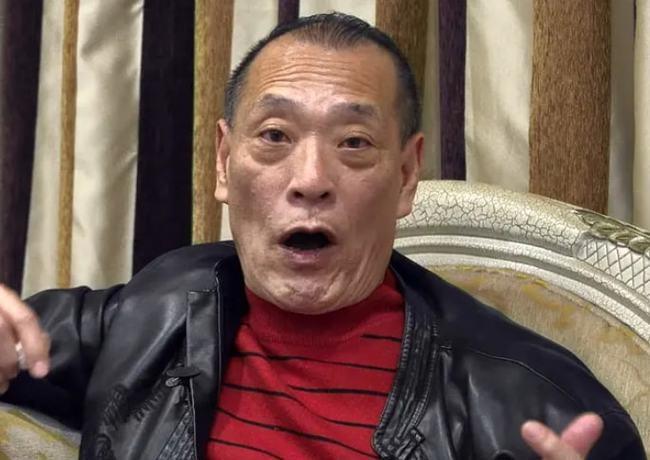 67岁老戏骨钟发罕露面现身奢华别墅精神足息影后移居内地生活