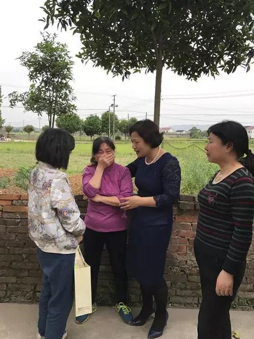 省妇联副主席卢妹香走访慰问浏阳市永安镇贫困"两癌"妇女家庭