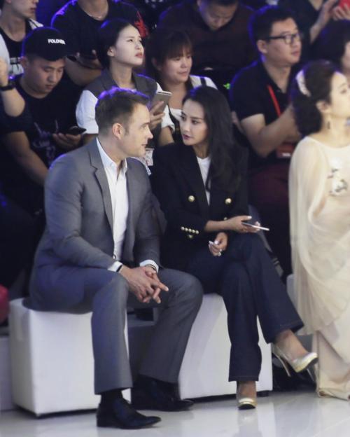 42岁马雅舒近照,牵手9年英籍老公曝光,原来是我们熟悉