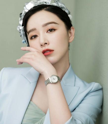 人气女演员阚清子时尚写真,展现清丽好气质