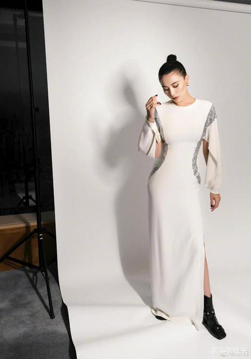 宋佳不愧是最会穿衣的女明星穿黑色西服配蕾丝t恤干练成熟