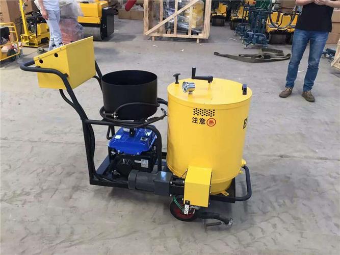 启拓混凝土沥青灌缝机可以对混凝土路面跟踪式灌缝