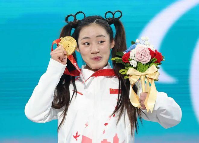 冬奥表彰大会戴上大红花的除了谷爱凌苏翊鸣还有他们