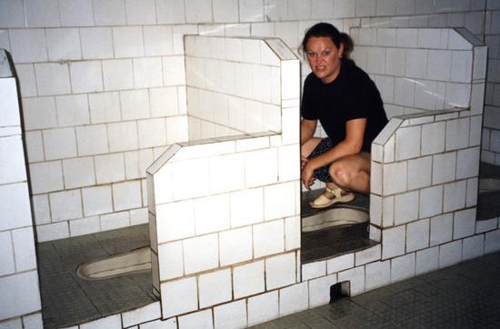 幽居情老伯撒尿正面图_老伯厕所解手图片_钟