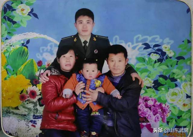 成龙父母来到济南支队时 我们同批毕业的新排长 也照了一张 王成龙