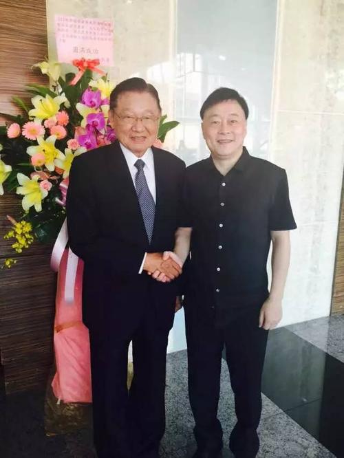 (上图为会前王仁祥专门向江丙坤汇报筹建台北旅游剧场的进展情况)